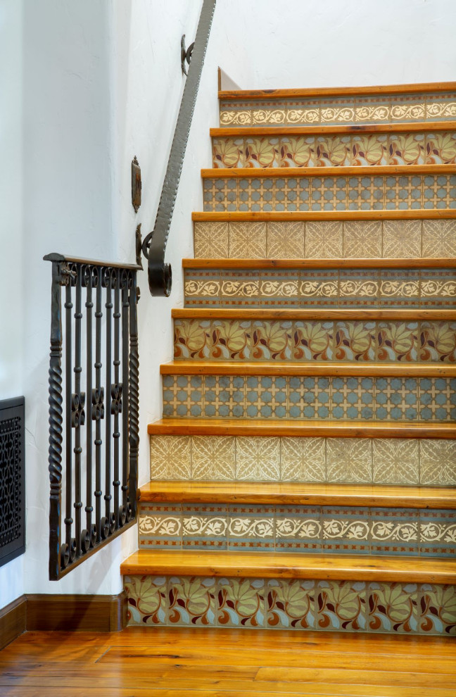 This is an example of a mediterranean staircase in Los Angeles.
