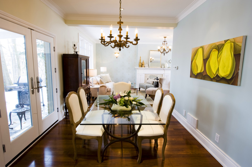 Ejemplo de comedor blanco clásico renovado de tamaño medio con paredes azules, suelo de madera oscura, suelo marrón y cuadros
