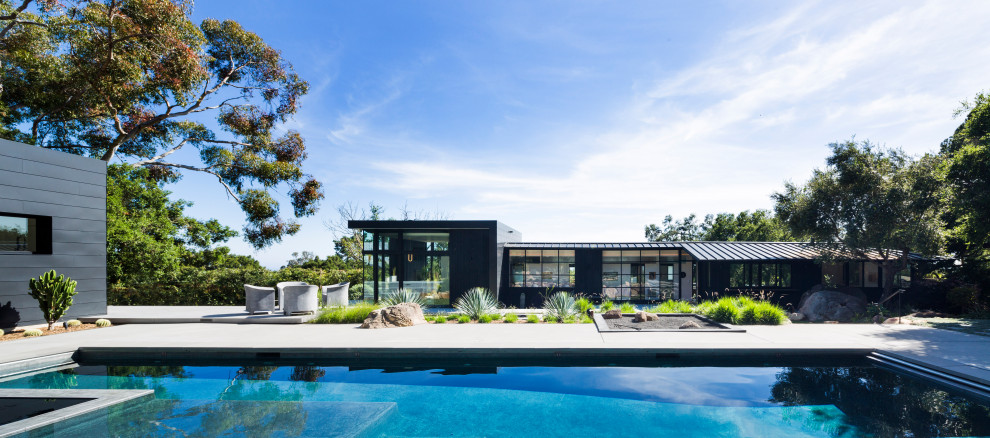 Minimalist home design photo in Santa Barbara