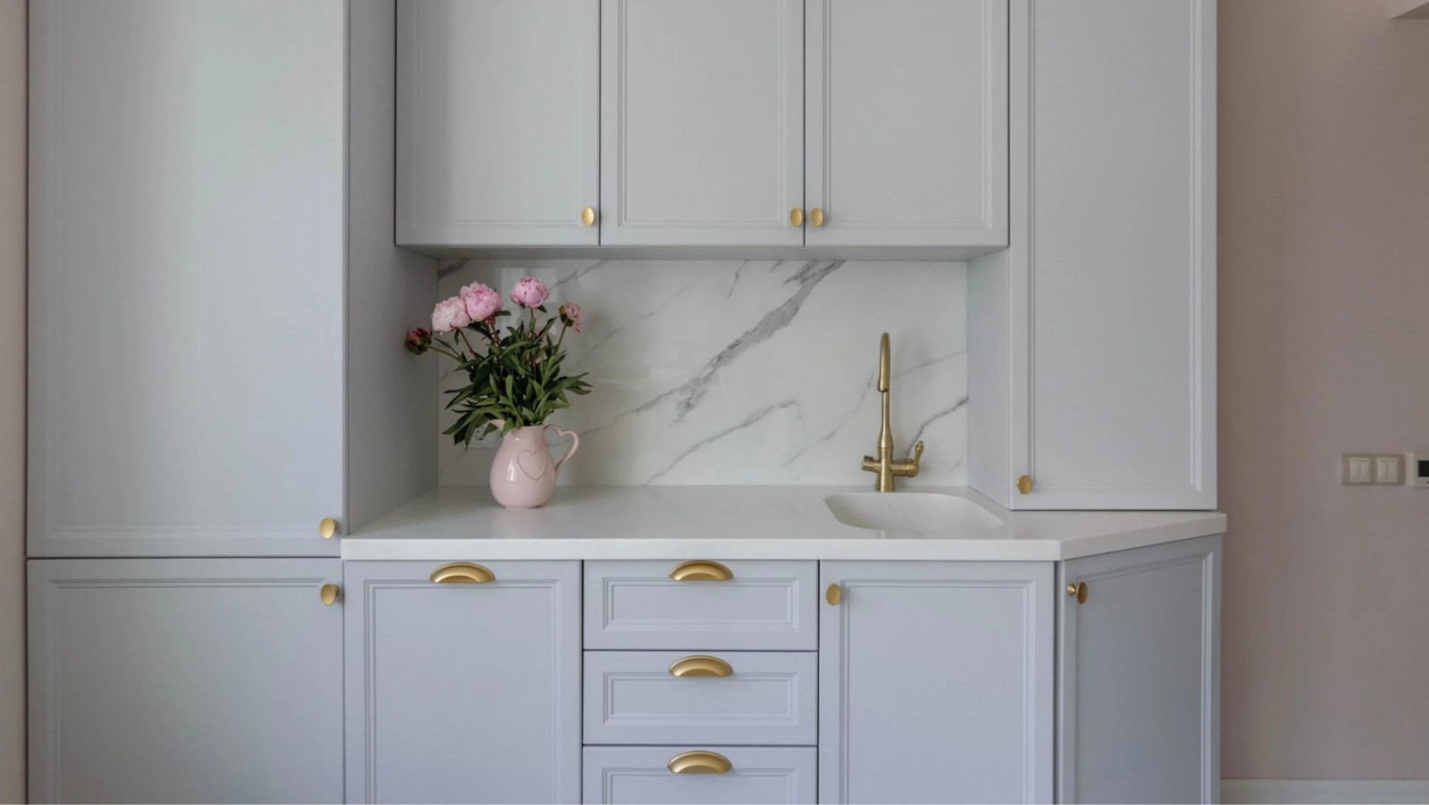 Голубой цвет в интерьере кухни: нежность и стиль