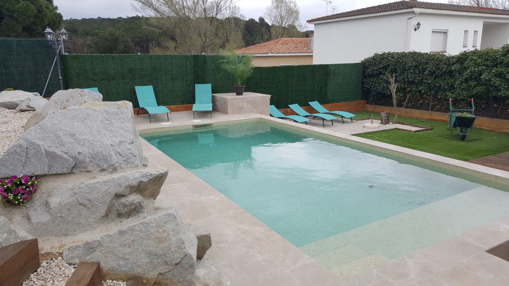 Imagen de piscina minimalista grande