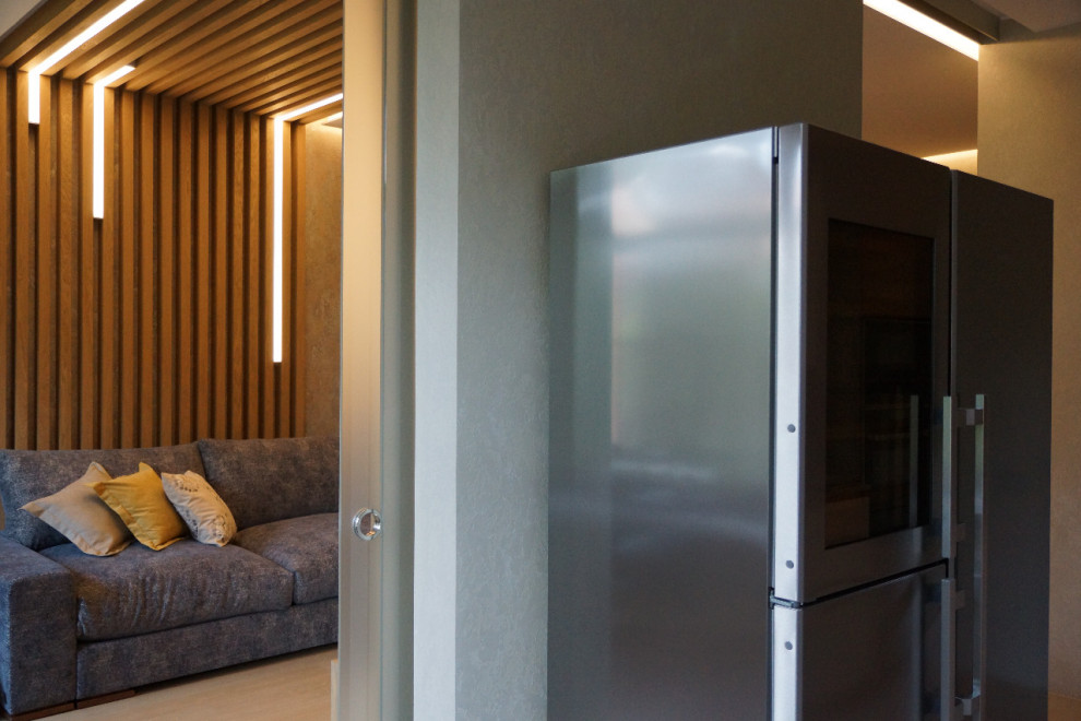Источник вдохновения для домашнего уюта: большая гостиная комната в стиле лофт с телевизором на стене, деревянным потолком, панелями на части стены и акцентной стеной