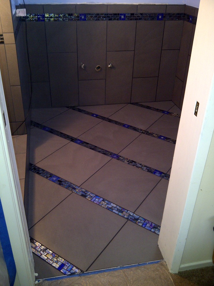 Photo of a mid-sized traditional master bathroom in Los Angeles with an alcove shower, gray tile, porcelain tile, grey walls and porcelain floors.