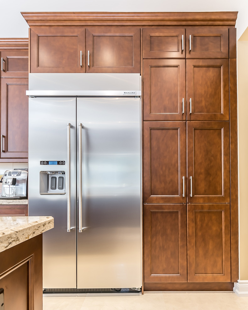 Kitchen - transitional kitchen idea in Toronto