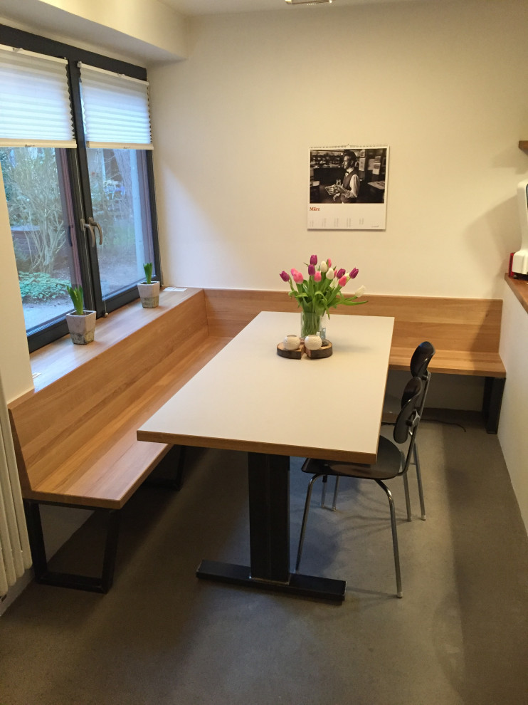 Mittelgroße Industrial Wohnküche mit weißer Wandfarbe, Betonboden und grauem Boden in Hamburg