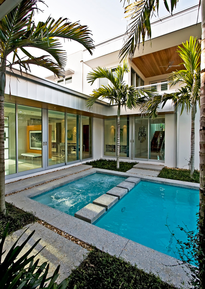 Contemporary pool in Miami.