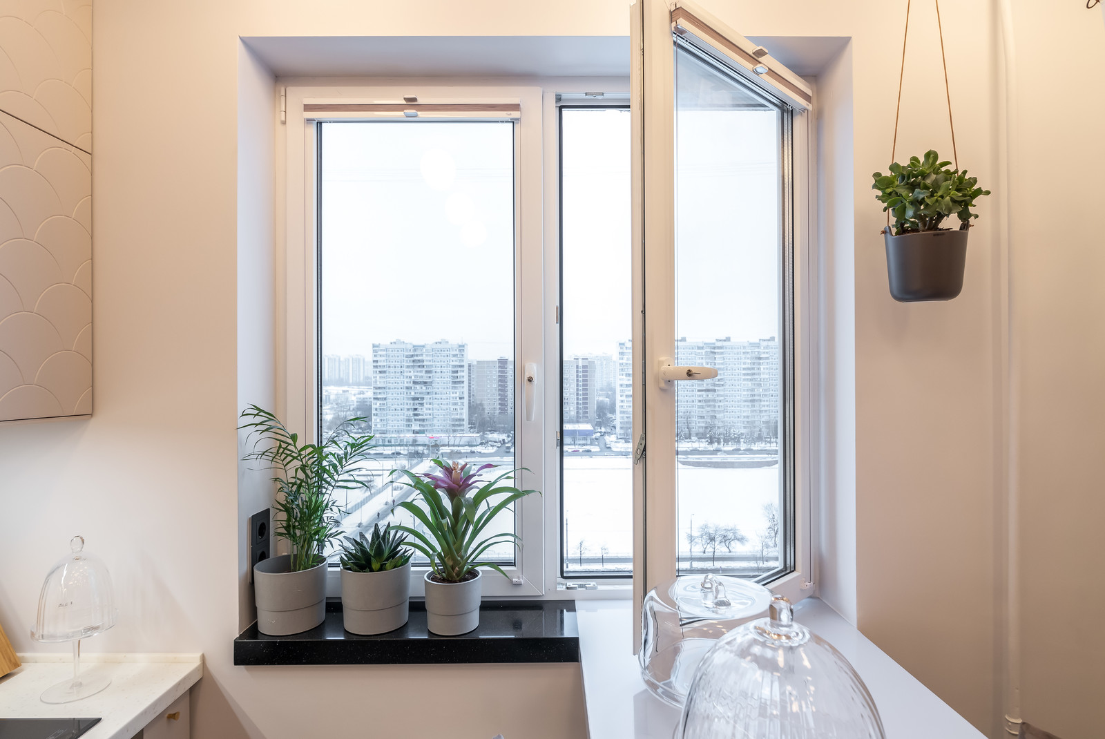 Пластиковые окна с фурнитурой Roto для героев ТВ проекта "Квартирный вопрос"