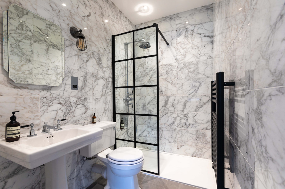 Пример оригинального дизайна: главная ванная комната среднего размера в стиле модернизм с открытым душем, унитазом-моноблоком, серой плиткой, полом из керамической плитки, раковиной с пьедесталом, серым полом, открытым душем и тумбой под одну раковину