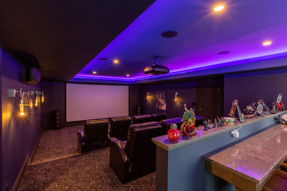 Источник вдохновения для домашнего уюта: огромный открытый домашний кинотеатр в стиле неоклассика (современная классика) с синими стенами, ковровым покрытием, проектором и синим полом