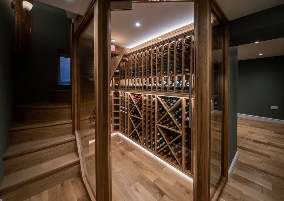 Cette photo montre une cave à vin chic de taille moyenne avec des casiers.