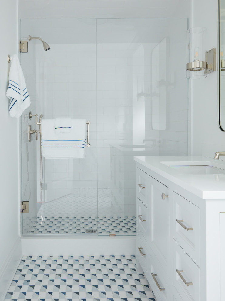 Стильный дизайн: маленькая ванная комната в стиле неоклассика (современная классика) с фасадами с утопленной филенкой, серыми фасадами, угловым душем, раздельным унитазом, разноцветной плиткой, разноцветными стенами, полом из мозаичной плитки, душевой кабиной, врезной раковиной, разноцветным полом, душем с распашными дверями, белой столешницей, тумбой под одну раковину и напольной тумбой для на участке и в саду - последний тренд