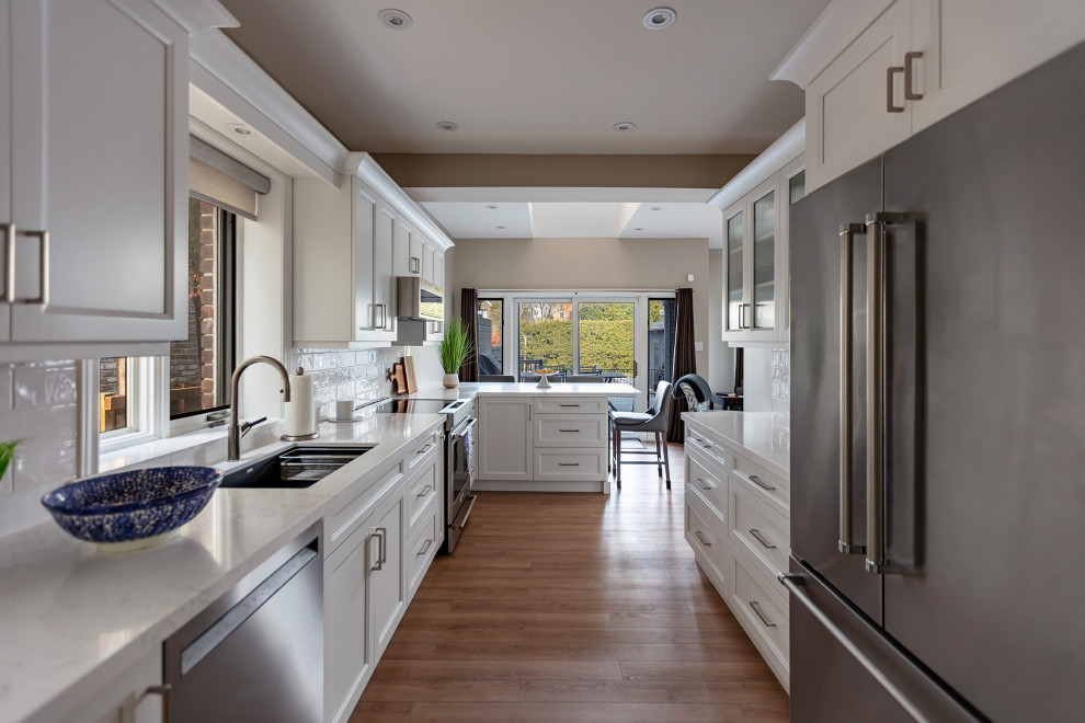 Transitional kitchen photo in Toronto
