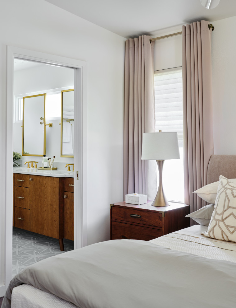 Свежая идея для дизайна: хозяйская спальня среднего размера в стиле ретро с белыми стенами, паркетным полом среднего тона, коричневым полом и сводчатым потолком - отличное фото интерьера