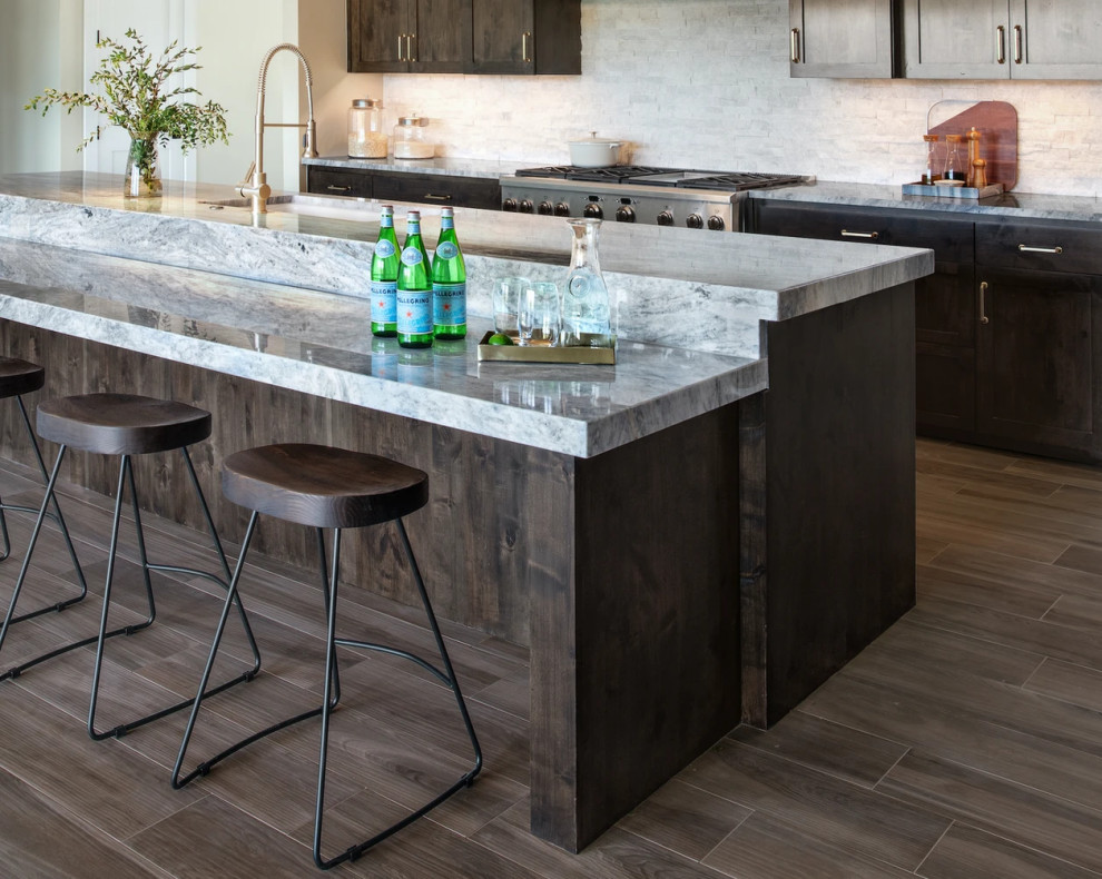 Kitchen - modern kitchen idea in Austin