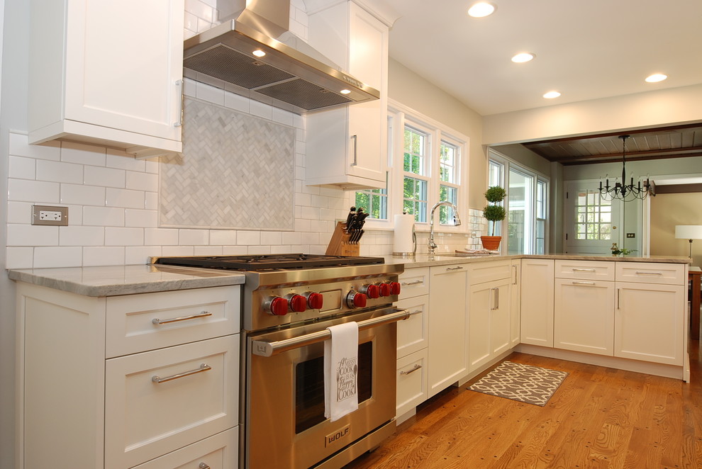 Transitional kitchen photo in Chicago