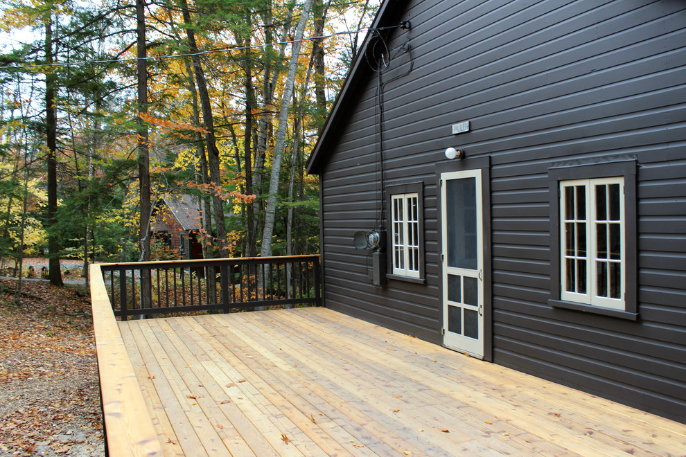Example of a mountain style deck design in Boston