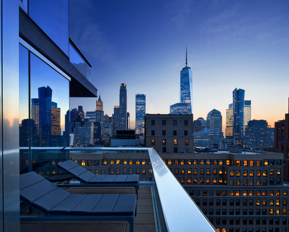 Balcony - modern balcony idea in New York