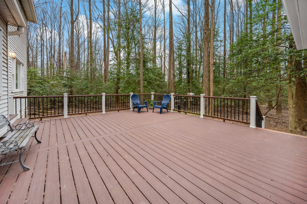 Photo of a contemporary deck in DC Metro.