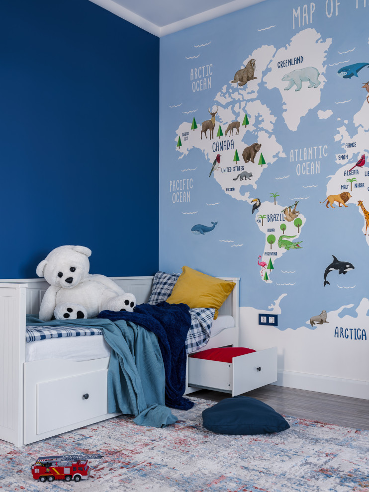 Immagine di una cameretta per bambini da 1 a 3 anni classica di medie dimensioni con pareti blu, pavimento in legno massello medio, pavimento grigio e soffitto ribassato