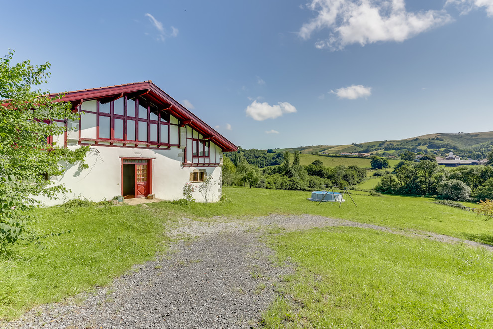 Exemple d'une façade de maison basque nature.