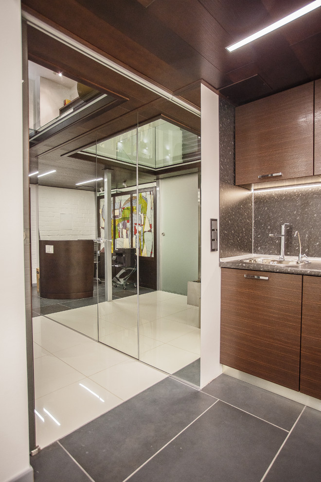 Офис со стеклянной лестницей