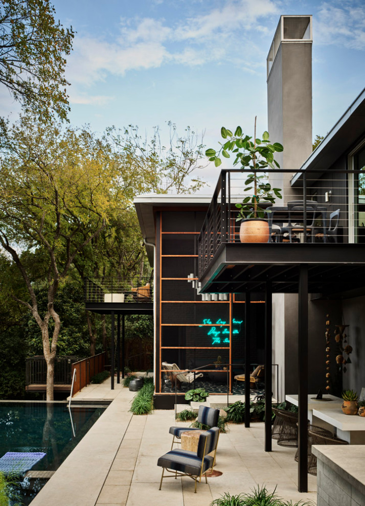 Ispirazione per un ampio portico moderno dietro casa con un portico chiuso, piastrelle, un tetto a sbalzo e parapetto in metallo