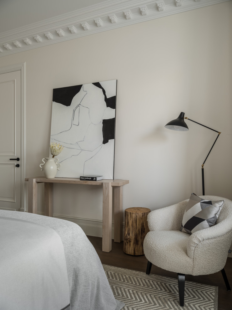 На фото: спальня в современном стиле с ковровым покрытием и разноцветным полом с