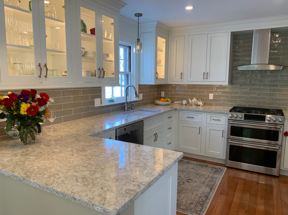 Kitchen - transitional kitchen idea in Burlington
