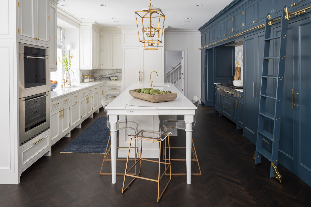 Inspiration för stora klassiska vitt kök, med luckor med infälld panel, blå skåp, marmorbänkskiva, blått stänkskydd, stänkskydd i sten, integrerade vitvaror, mörkt trägolv, en köksö och brunt golv