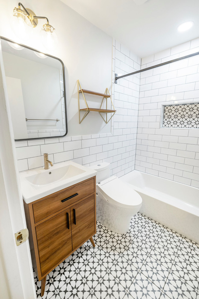 Idéer för små retro vitt en-suite badrum, med släta luckor, en dusch/badkar-kombination, en toalettstol med hel cisternkåpa, vit kakel, keramikplattor, grå väggar, klinkergolv i keramik, bänkskiva i akrylsten, flerfärgat golv, dusch med duschdraperi, skåp i mellenmörkt trä, ett badkar i en alkov och ett nedsänkt handfat