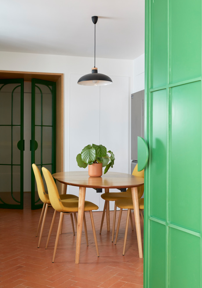 Стильный дизайн: отдельная кухня среднего размера в средиземноморском стиле с светлыми деревянными фасадами, кирпичным полом и красным полом без острова - последний тренд