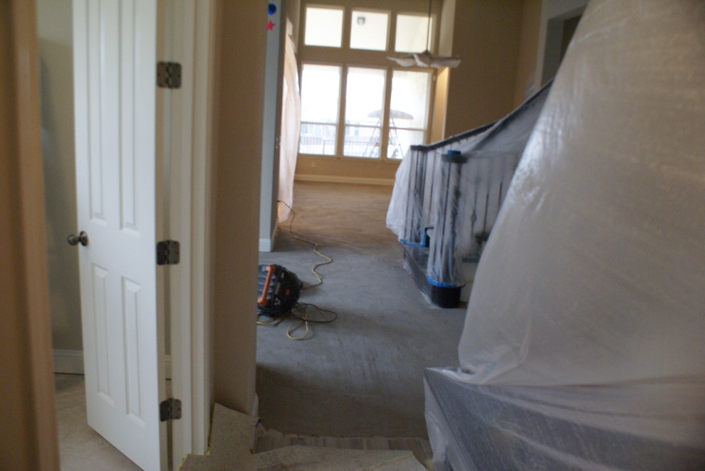 Example of a transitional entryway design in Austin