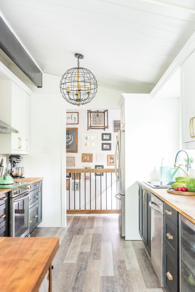 Example of a transitional home design design in Toronto