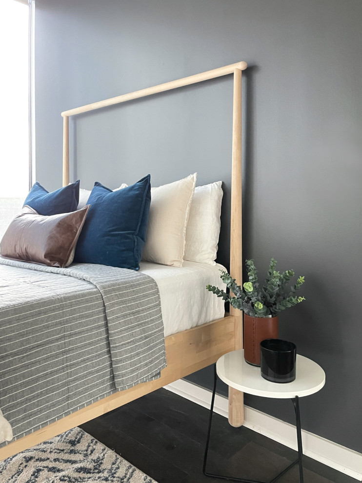 На фото: гостевая спальня среднего размера, (комната для гостей) в стиле модернизм с серыми стенами, полом из винила и коричневым полом без камина