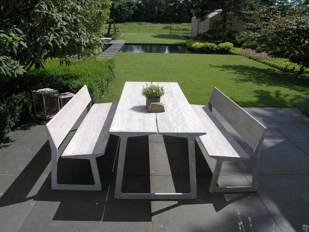 Inspiration for a mid-sized contemporary backyard deck in Bremen with no cover.
