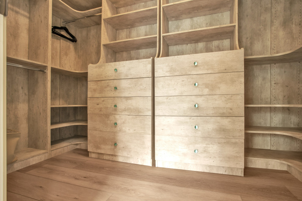 Exempel på ett mellanstort modernt walk-in-closet för könsneutrala, med vinylgolv, beiget golv, öppna hyllor och skåp i ljust trä