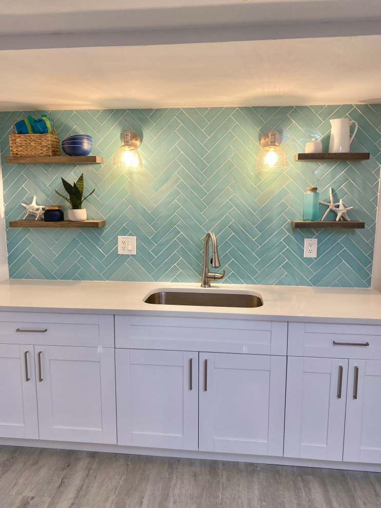 Maritime Wohnküche mit Schrankfronten im Shaker-Stil, Küchenrückwand in Blau, Rückwand aus Keramikfliesen, Vinylboden und grauem Boden in Sonstige
