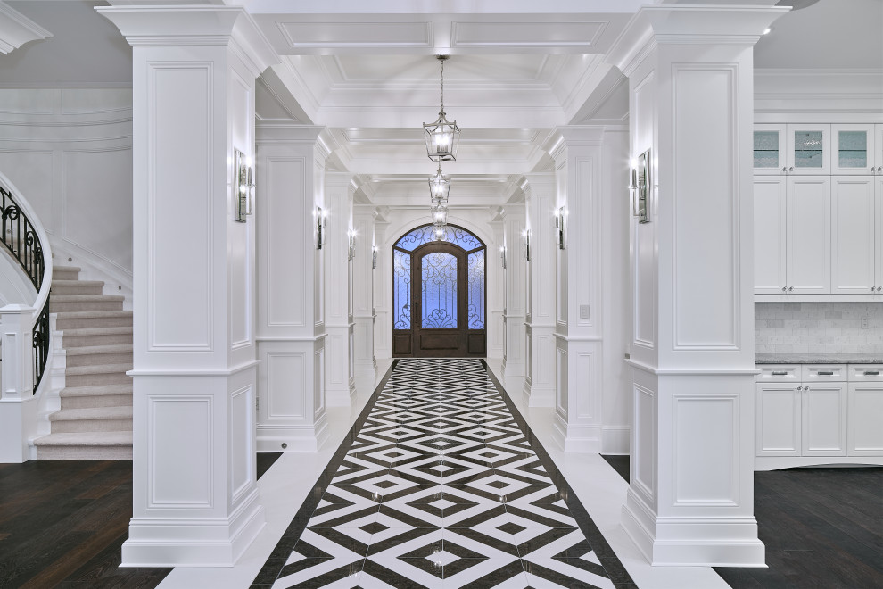 Aménagement d'une entrée classique avec un couloir, un mur blanc, parquet foncé, une porte noire, un plafond à caissons et boiseries.