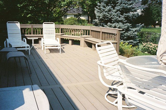 Example of a mid-sized mountain style backyard deck design in Chicago