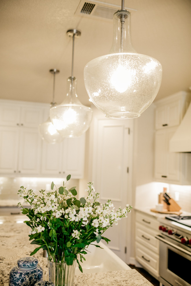 Transitional home design photo in Dallas
