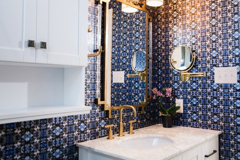 Ejemplo de cuarto de baño ecléctico con ducha abierta, baldosas y/o azulejos blancas y negros, banco de ducha y papel pintado