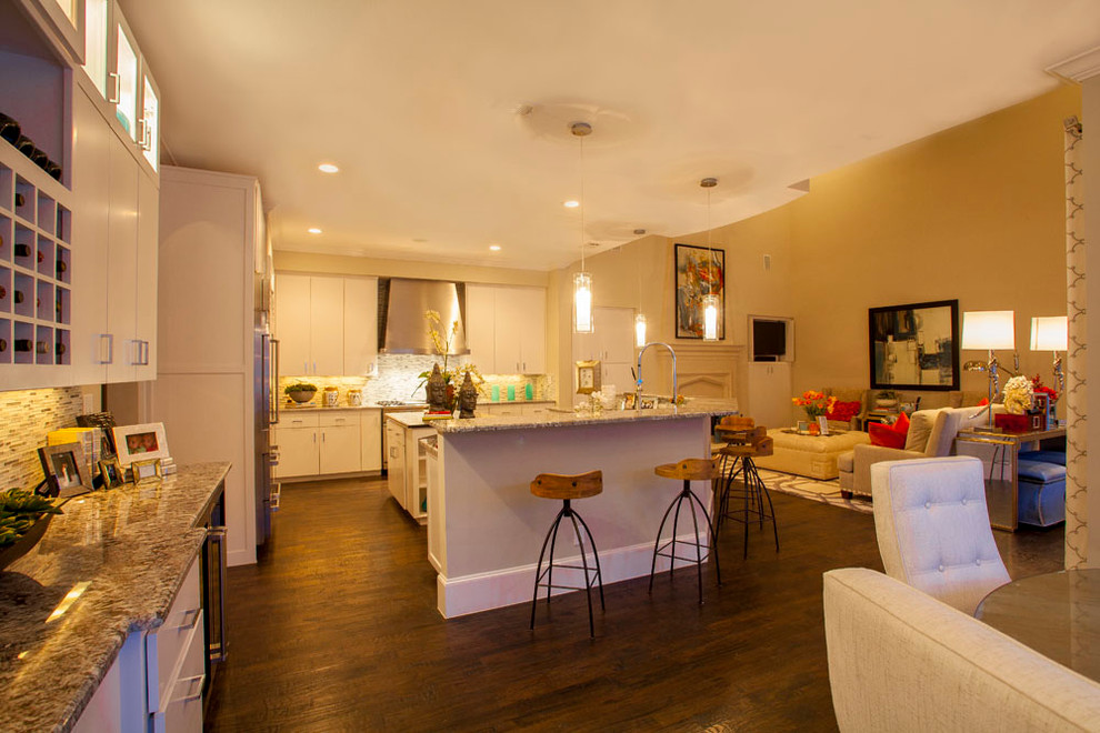 Kitchen - transitional kitchen idea in Dallas