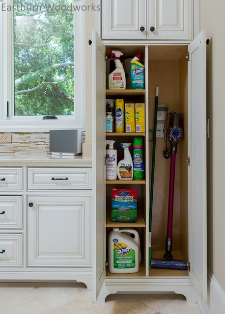 Waterfront traditional-utility-room