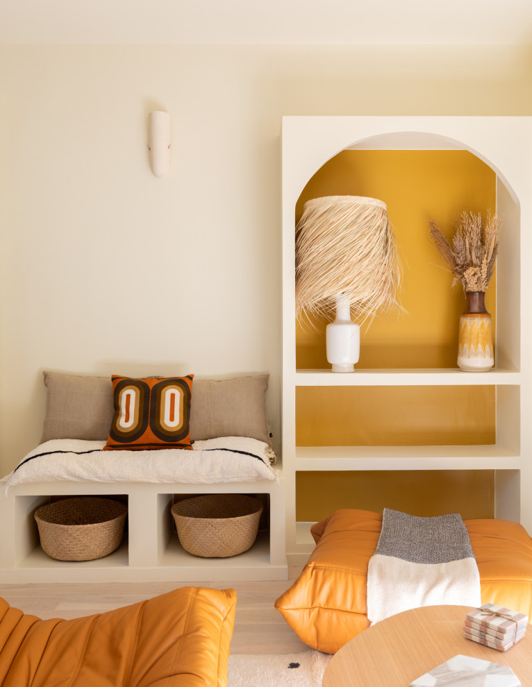 Idee per un soggiorno minimalista con parquet chiaro e pavimento beige