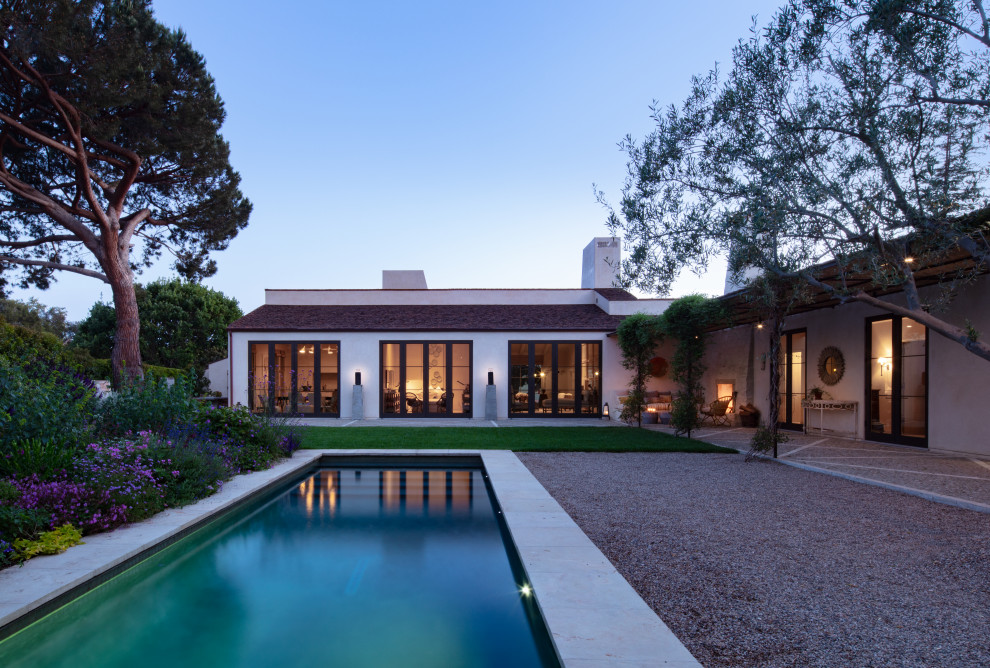 Großes, Einstöckiges Mediterranes Einfamilienhaus mit Walmdach, Schindeldach, braunem Dach und beiger Fassadenfarbe in Santa Barbara