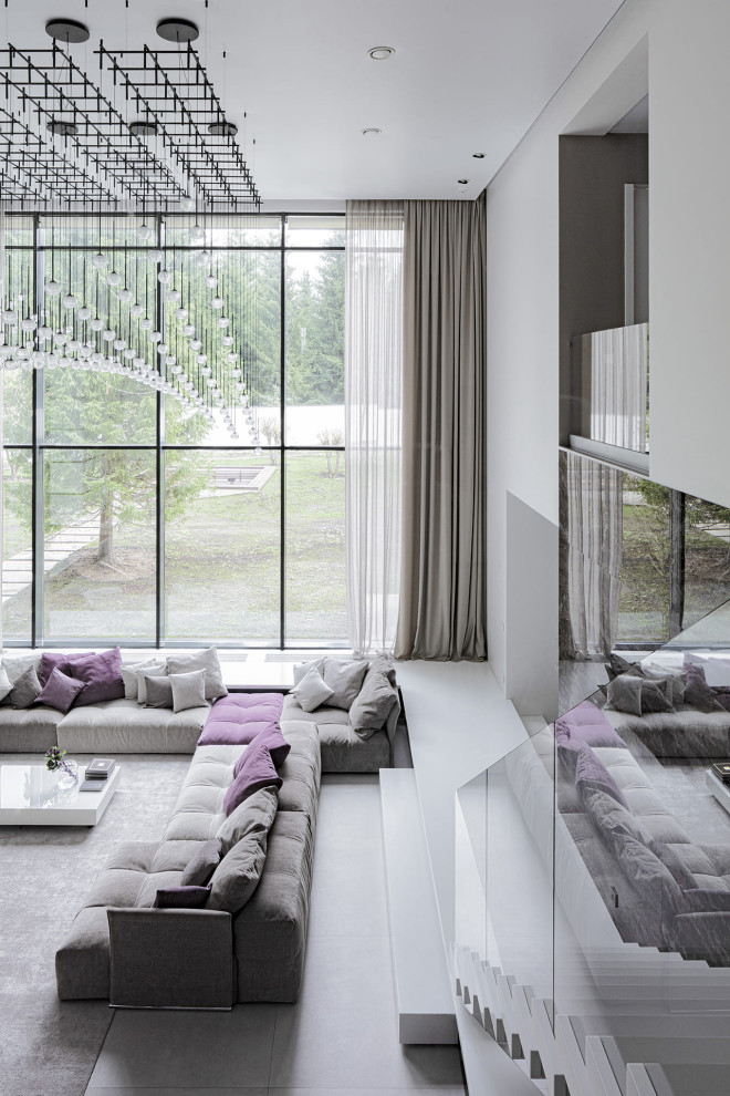 Большой красивый белый дом