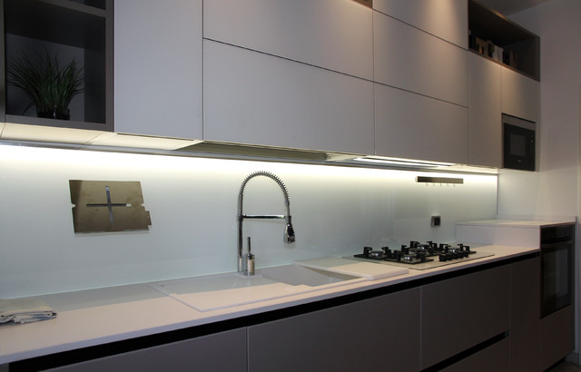Cucina con ante in vetro a Chieti modern-kueche