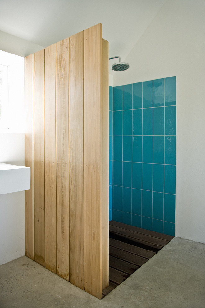 This is an example of a scandinavian bathroom in Copenhagen with an open shower and concrete floors.