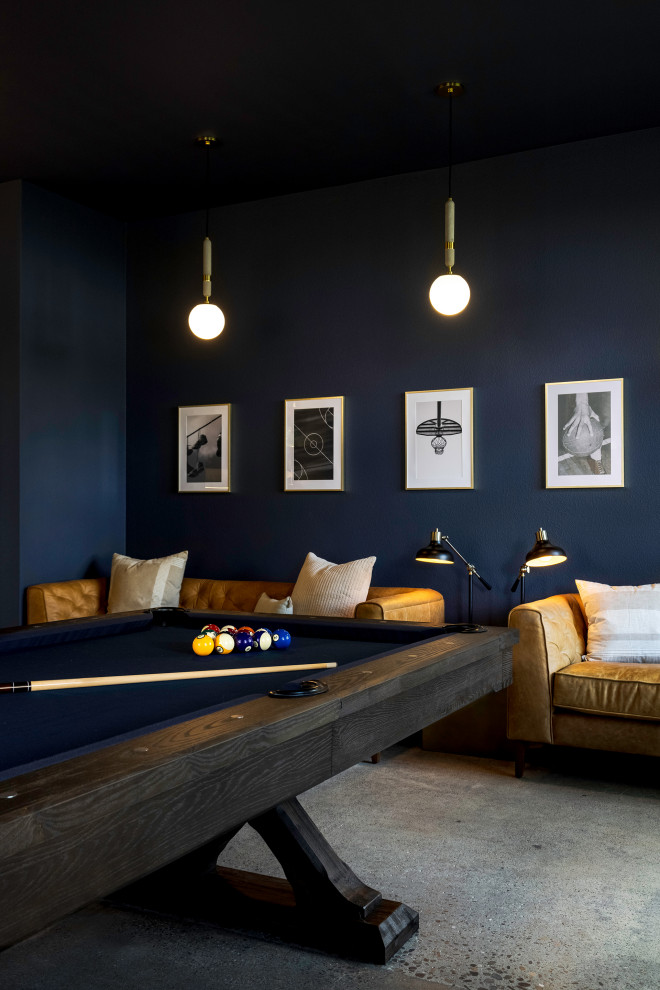 Стильный дизайн: большая изолированная комната для игр с синими стенами, бетонным полом и синим полом - последний тренд
