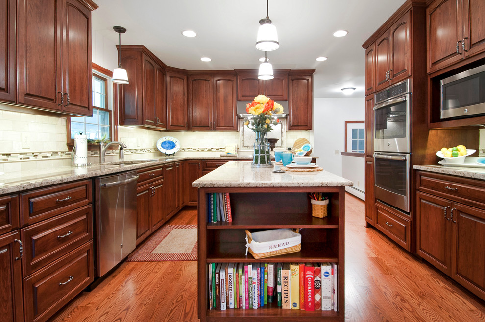Kitchen - transitional kitchen idea in Columbus